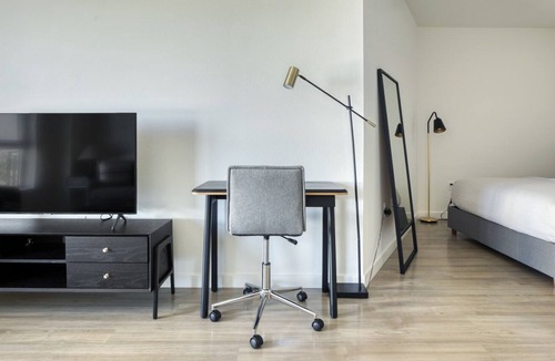 North Pine Apartment | Ideal Long Beach Studio w/ Pool & Gym, walk to Ocean Blvd, by Blueground