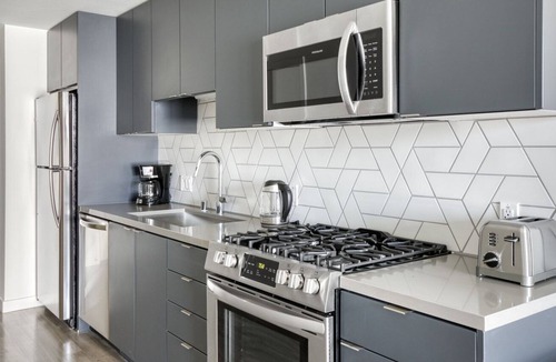 North Pine Apartment | Ideal Long Beach Studio w/ Pool & Gym, walk to Ocean Blvd, by Blueground