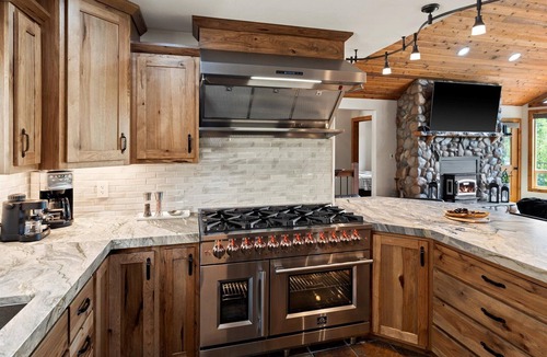 Lincoln County House | Imagine you're gathering being 20' off the Waterfront. Your Versatile Oasis!nn