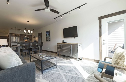 Columbia Falls Condo | Immaculate condo in downtown Columbia Falls! 20 minutes to Glacier National Park -Air Conditioning!