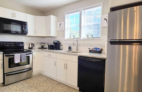 Midtown House | Immaculate Midtown home for Work teams & Families