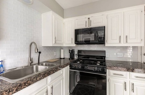 Lakewood Heights Apartment | Immerse yourself in the rich, vibrant Dallas culture in this cozy urban getaway.