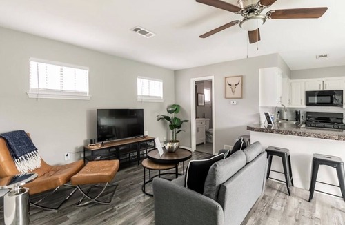 Lakewood Heights Apartment | Immerse yourself in the rich, vibrant Dallas culture in this cozy urban getaway.