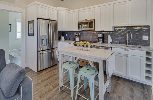Redmond House | Impeccable Guest House, New Furnishing, Near Downtown. EV Charger, Dog Friendly, Deck, Enclosed Yard
