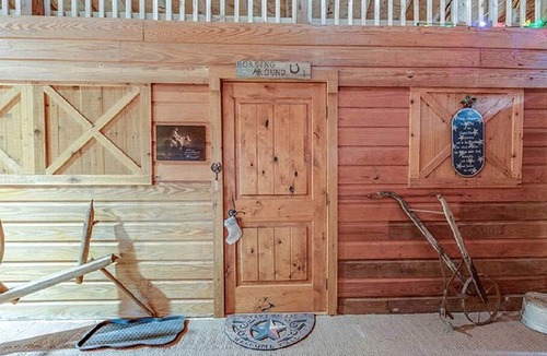 Carmine Cabin | Impressive Wooden Cabin in Round Top, Texas