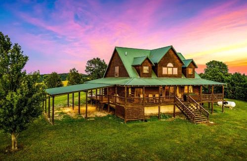 Harrison House | Incredible Pet-Friendly Cabin Located on Top of a Magnificent Mountain in Compton, AR