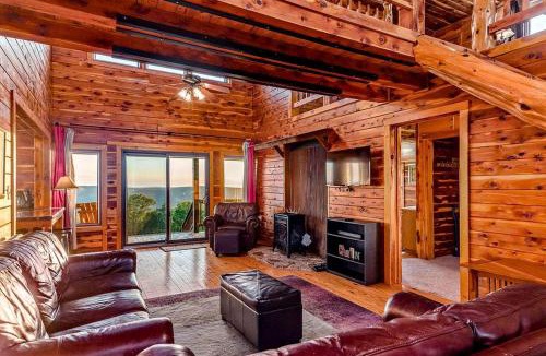 Harrison House | Incredible Pet-Friendly Cabin Located on Top of a Magnificent Mountain in Compton, AR