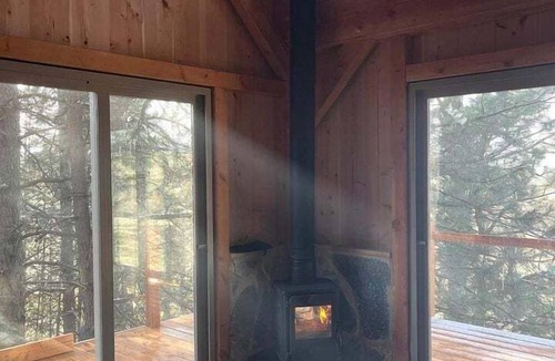 Moscow House | Incredible Timber Tree House with Wood-Fired Hot Tub Nestled in the Trees for a Unique Romantic Getaway in Moscow, Idaho