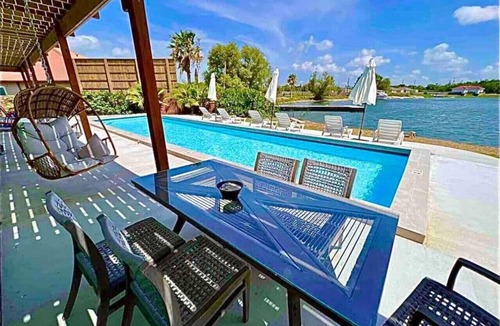 Dickinson House | Indoor/Outdoor Pool Sleeps 25 Waterfront Lakehouse