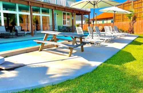 Dickinson House | Indoor/Outdoor Pool Sleeps 25 Waterfront Lakehouse