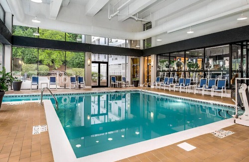 Executive Park House | Indulge in a Luxurious Getaway w/ Free Wi-Fi!