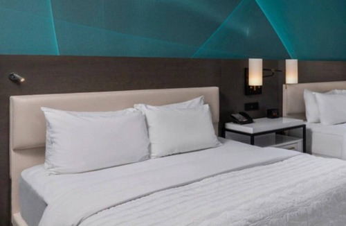 Downtown Houston Hotel | Indulge in Comfort & Style! 4 Spacious Units for Groups, Pets Allowed!