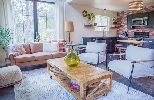 Billings House | Industrial Loft @ Old Pine Retreats
