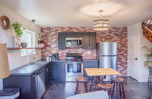 Billings House | Industrial Loft @ Old Pine Retreats