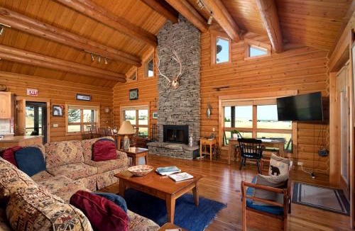 Shining Mountains House | Intimate Off-Grid Cabin with Fire Pit and Mountain Views in Montana