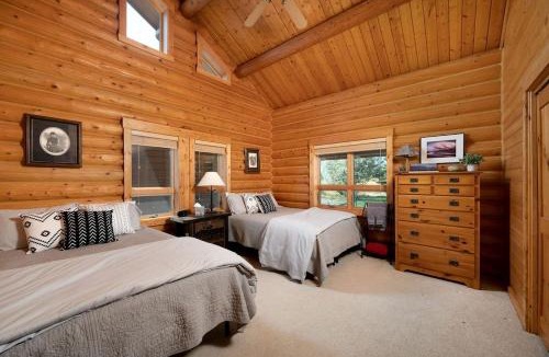 Shining Mountains House | Intimate Off-Grid Cabin with Fire Pit and Mountain Views in Montana