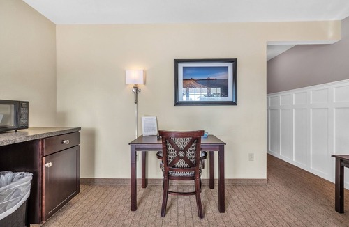 Kelleys Island Hotel | Iroquois Suite at Kelley's Island Venture Resort