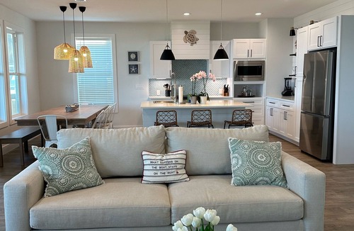 Freeport House | Island Breeze - Sleeps 18 - Spacious 5-Bedroom Beach Front House