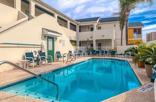South Padre Island Condo | Island condo w/ balcony, shared pool, & hot tub - one block from the beach!
