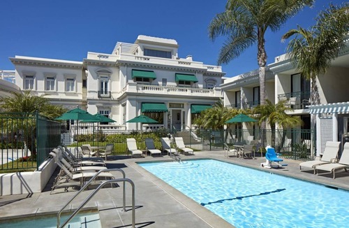 Coronado House | Island Escape! 4 Units Near Seaport Village! With Outdoor Pool and Parking!