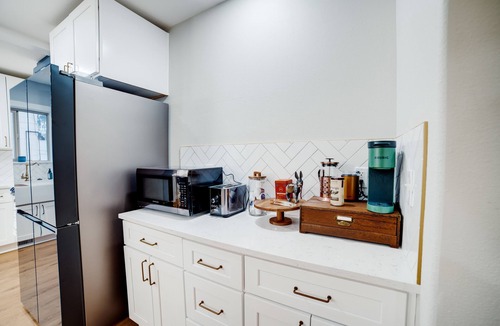 Kellogg House | Jackass Manor/8 beds sleeps 11/Hot tub/locally owned.