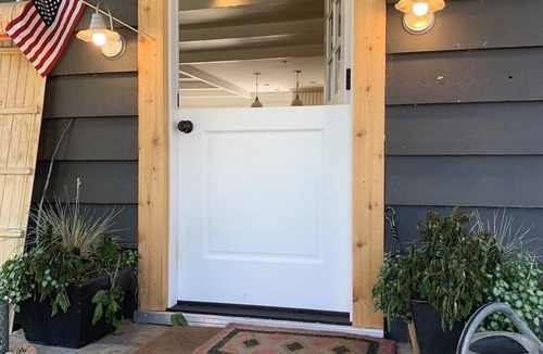 Jackson House | Jackson Family Retreat, walk to Everything, town Square, fenced yard, ebikes.