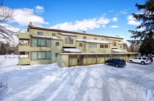 Moose Wilson Road Condo | JHRL - Lupine 1923 - Great Location in the Aspens, Walk to Market and Bus Stop