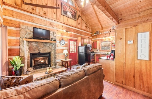 Smoky Mountains Cabin | Just 10 minutes from GSM National Park, 2 BR Log Cabin with Hot Tub & Firepit