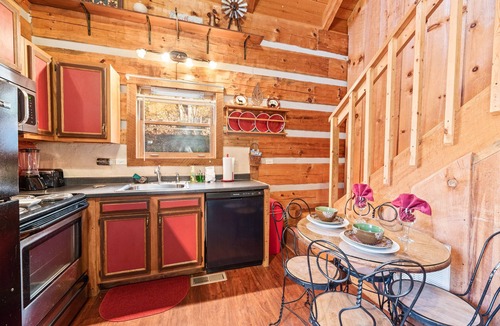 Smoky Mountains Cabin | Just 10 minutes from GSM National Park, 2 BR Log Cabin with Hot Tub & Firepit