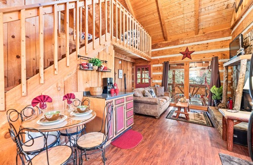 Smoky Mountains Cabin | Just 10 minutes from GSM National Park, 2 BR Log Cabin with Hot Tub & Firepit