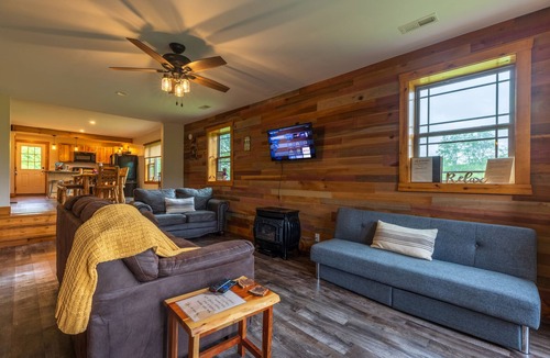 New Plymouth Cabin | Just minutes away from Hocking Hills parks!