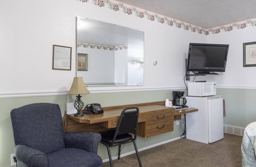 Frontier House | KABINO: Fossil Butte Motel #14 King A/C Mini Fridge Microwave Cable Wifi