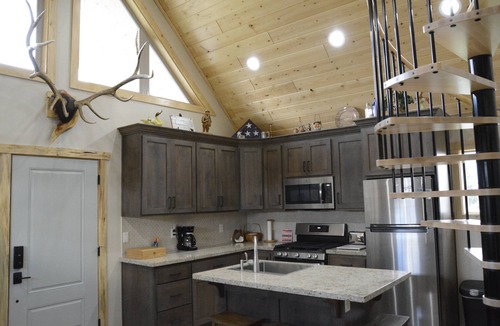 Ashton House | Kabino: River Run Cabin on Henry's Fork, Fire Pit, perfect fishing trip!