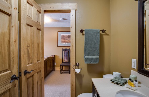 Swan Valley House | KABINO: Snake River Roadhouse #3 A/C WiFi Bar Below Pool Table Shuffleboard Yummy Food