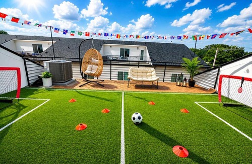 Dallas House | Karaoke Billiards PingPong Air Hockey & Rooftop Soccer Field