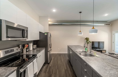 Downtown Des Moines Apartment | Kasa | 2BD, Walk to Sculpture Park | Des Moines