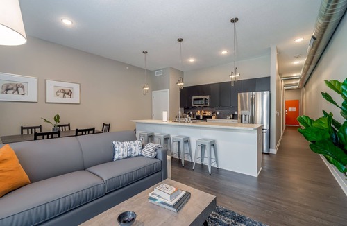 Downtown Des Moines Apartment | Kasa | Family Friendly 2BD + Walk to Sculpture Park | Des Moines