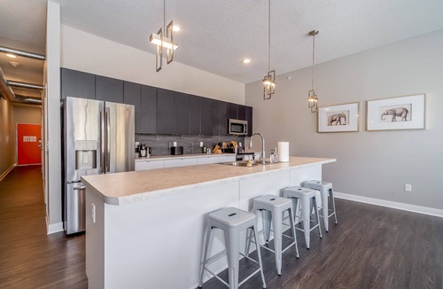 Downtown Des Moines Apartment | Kasa | Family Friendly 2BD + Walk to Sculpture Park | Des Moines