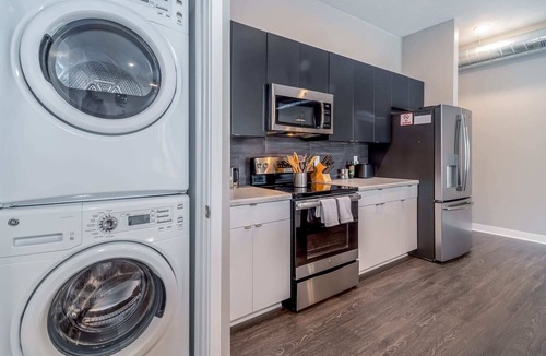 Downtown Des Moines Apartment | Kasa | Family Friendly 2BD + Walk to Sculpture Park | Des Moines