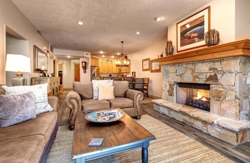 Downtown Park City Condo | KBM Resorts | Town Pointe | Spacious 1 level, Walk to Main & Town Lift, Private Hot Tub, Parking, Elevator Access, A/C! TPC-102c
