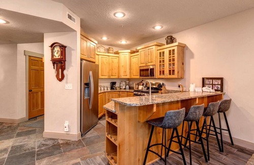 Downtown Park City Condo | KBM Resorts | Town Pointe | Spacious 1 level, Walk to Main & Town Lift, Private Hot Tub, Parking, Elevator Access, A/C! TPC-102c