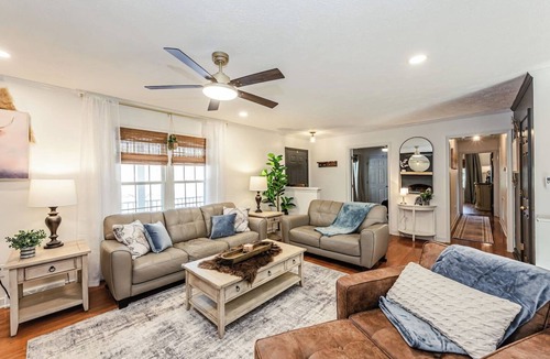 Quinton House | Kelbrook Cottage — Your Chic Woodline Getaway!