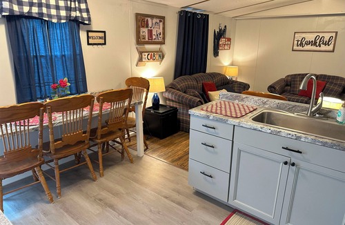 Almo House | Kentucky Lake - Jonathan Creek 2-bedroom Cabin, WiFi, shared dock & Bald Eagles!