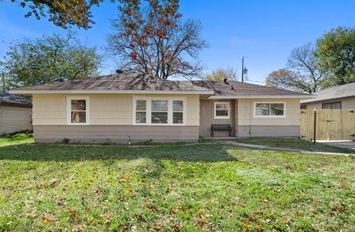 Pasadena House | Kick Back & Relax WiFi Desk Smart TVs Tire swing
