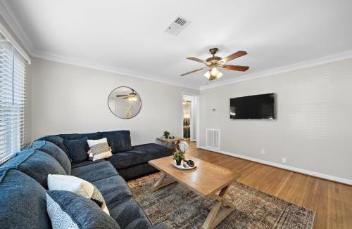 Pasadena House | Kick Back & Relax WiFi Desk Smart TVs Tire swing