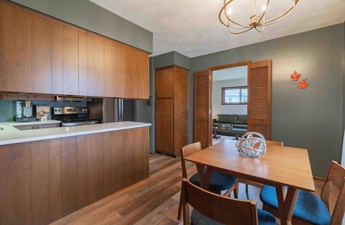 Van Wert House | Kick off your shoes and relax with the whole family at this peaceful 1970’s ranch