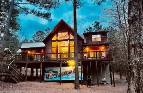 Broken Bow Cabin | 💯% Kids LOVE it! 💦Creek, Walk to🍕☕🍧🍷dogs🐾1.5 Acres, EV🚗 Hot Tub🔥 & Bunks