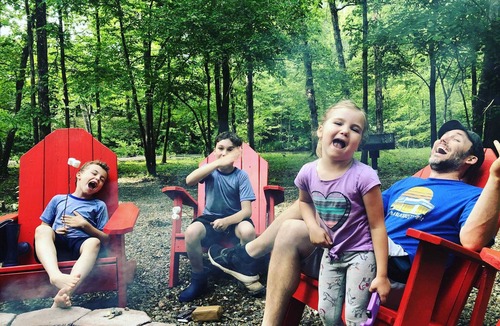 Broken Bow Cabin | 💯% Kids LOVE it! 💦Creek, Walk to🍕☕🍧🍷dogs🐾1.5 Acres, EV🚗 Hot Tub🔥 & Bunks