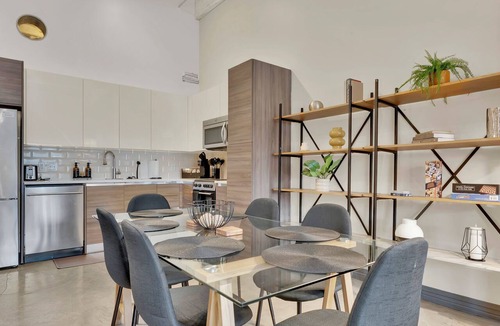 Downtown Dallas Apartment | King 1B Steps to Downtown Parking and Gym Sleeps 6