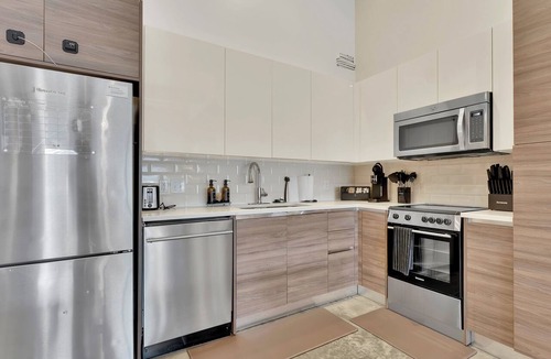 Downtown Dallas Apartment | King 1B Steps to Downtown Parking and Gym Sleeps 6